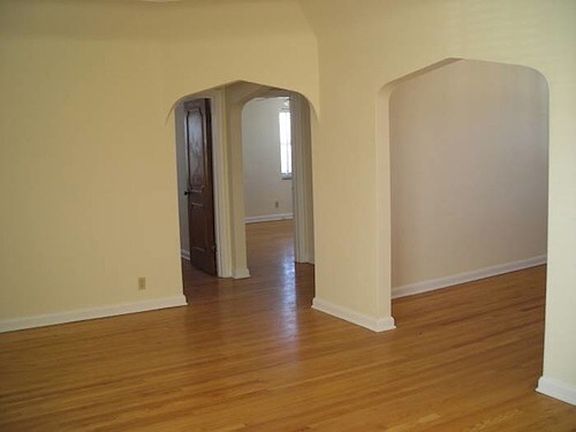 3rd image of 5835 Lindenwood Ave #1W
