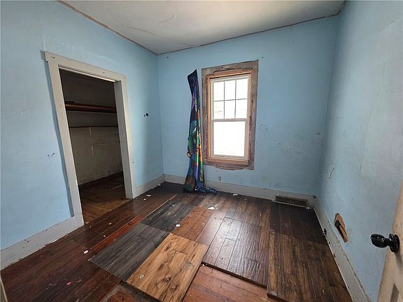 4th image of 109 N Lincoln St
