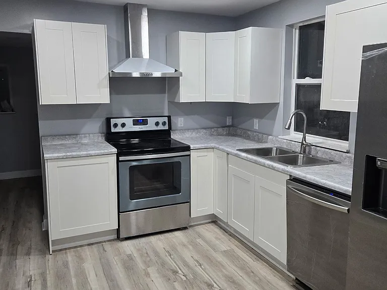 1107 E Mulberry St — Photo 3