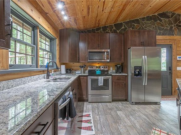 4th image of 309 Fox Pond Rd