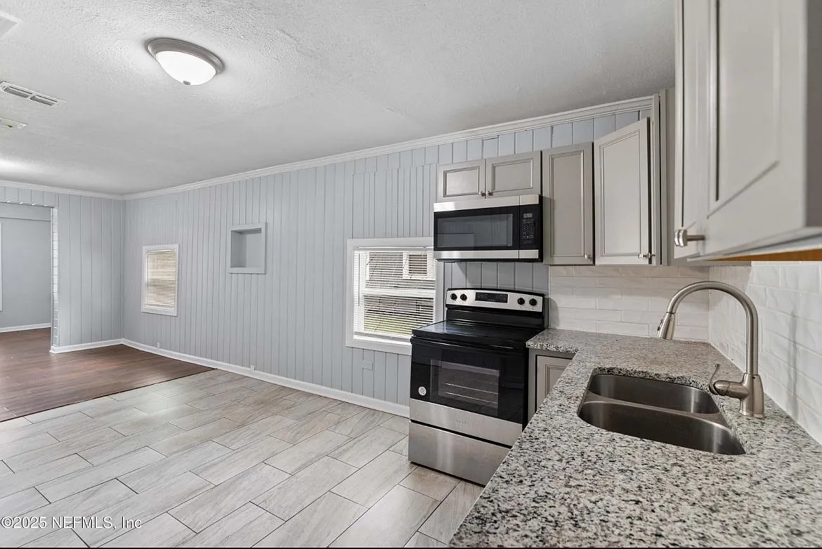 3 bed, 1.0 bath, 1028 sqft, $1,395 — Photo 1