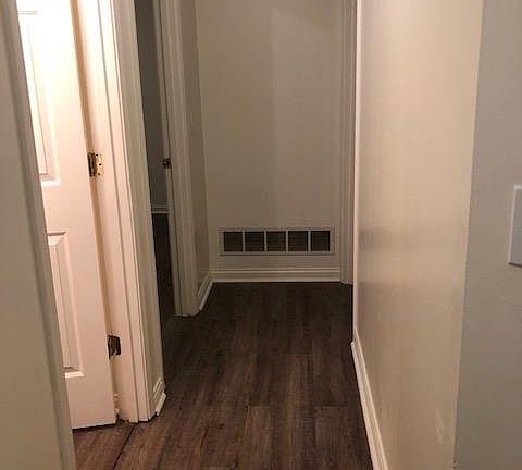 3rd image of 921 Altamont Ct
