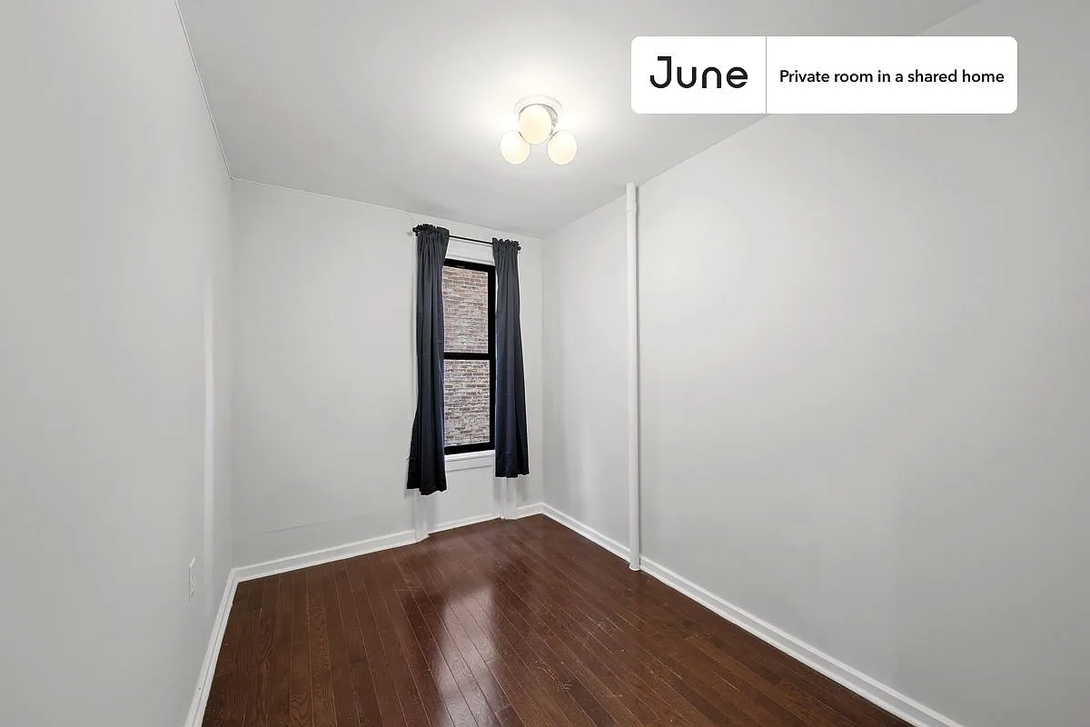 Queen bedroom in 3 bed/1 bath home in Hamilton Heights #594 C — Photo 2