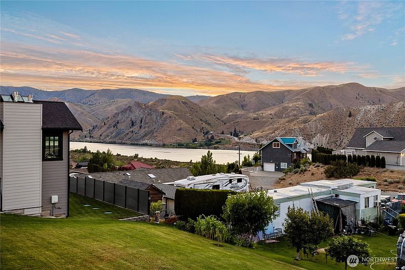4th image of 501 W Entiat Dr