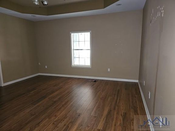 5th image of 129 Teddy St