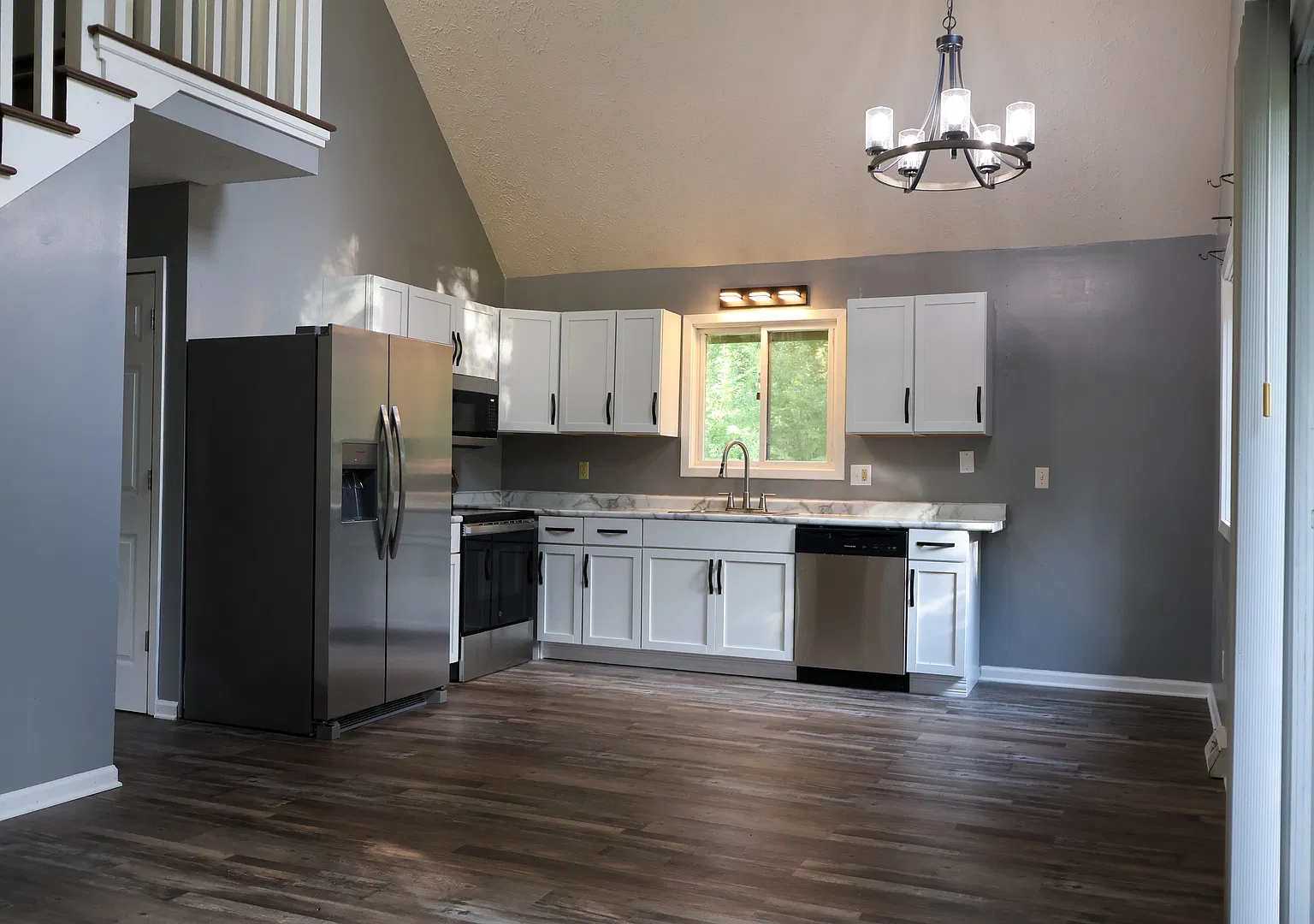 3 bed, 1152 sqft, $2,100 — Photo 3