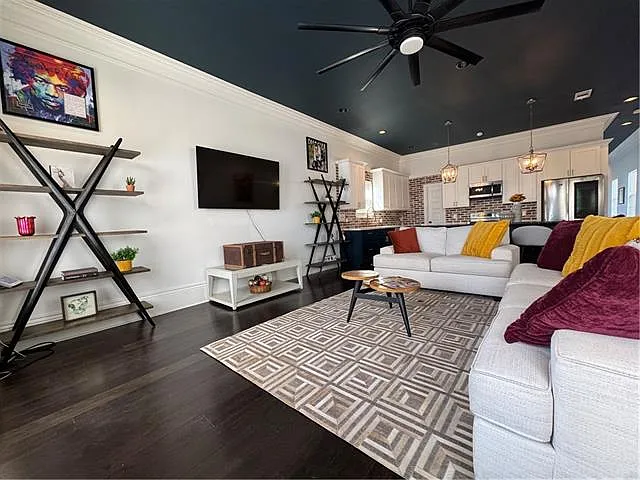 4 bed, 3.0 bath, 2150 sqft, $3,400 — Photo 2
