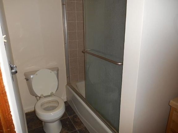 5th image of 615 W 8th St