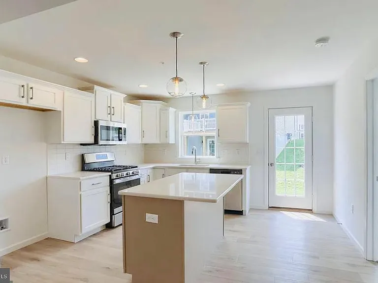236 Highland Ct — Photo 2