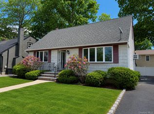 6 Decatur St, Roosevelt, NY 11575