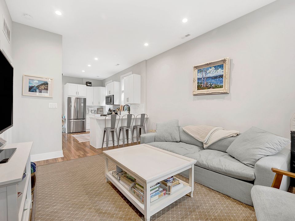 1st image of 1903 W Dickens Ave APT 2R