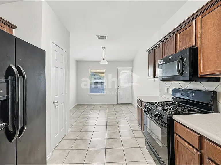 2288 Green Meadows Ln — Photo 4
