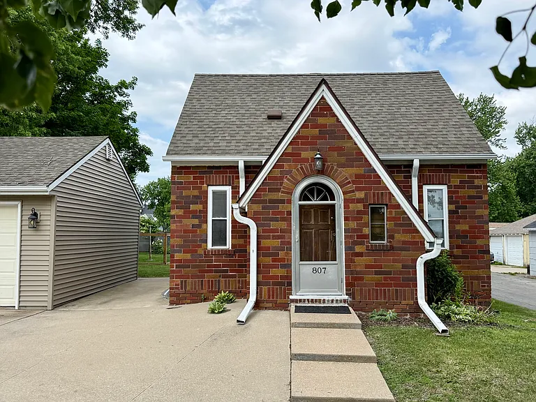 807 Hazel St — Photo 2