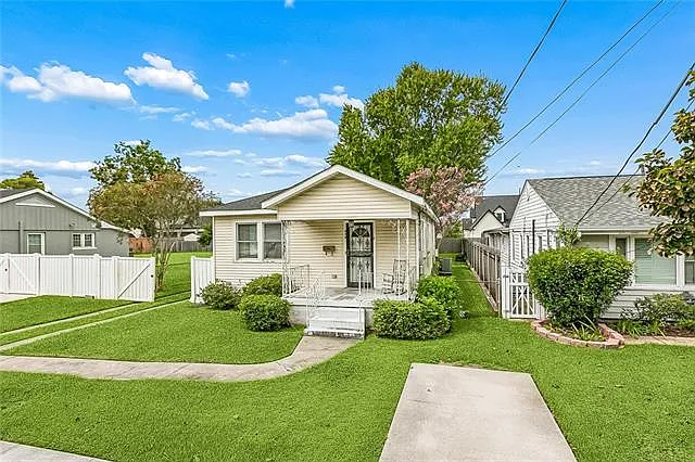 3 bed, 1.0 bath, 1200 sqft, $2,250 — Photo 2
