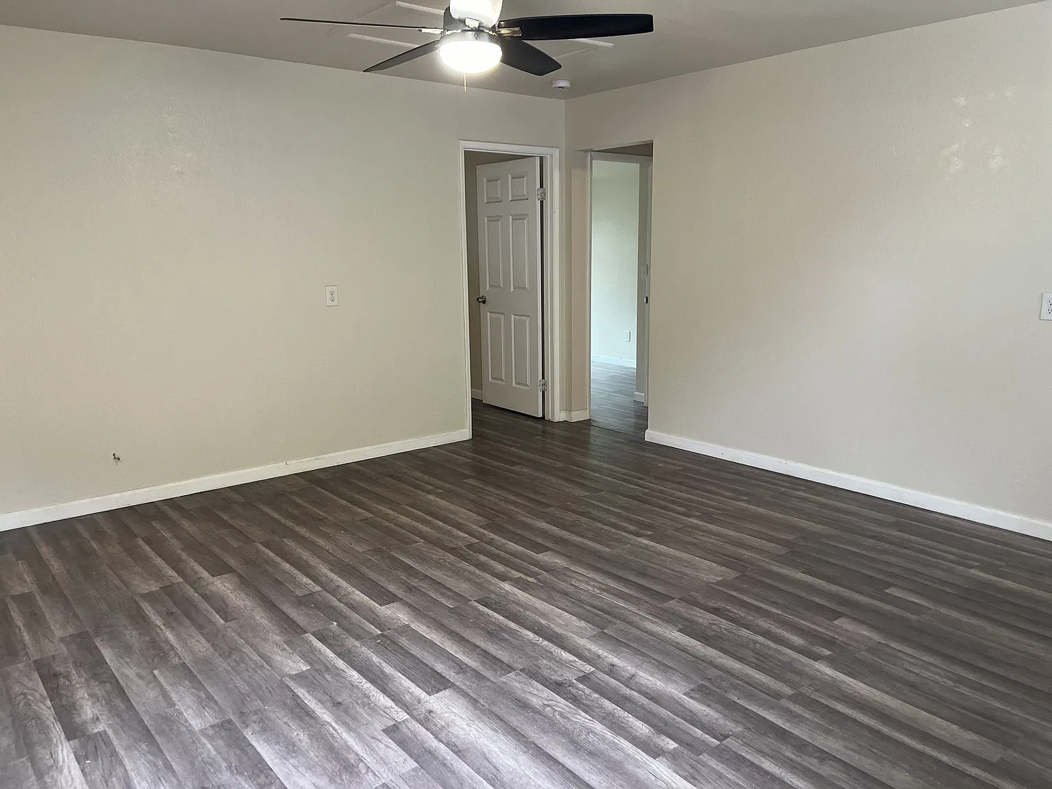 3 bed, 900 sqft, $2,300 — Photo 2