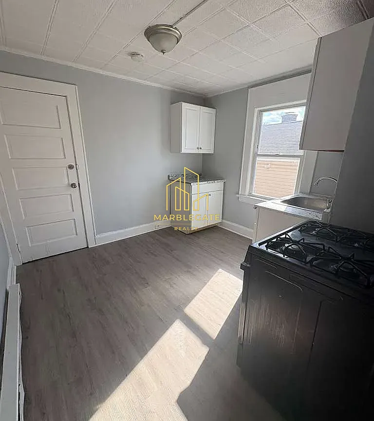 Building Photo - 9 Kenmore Ave #33
