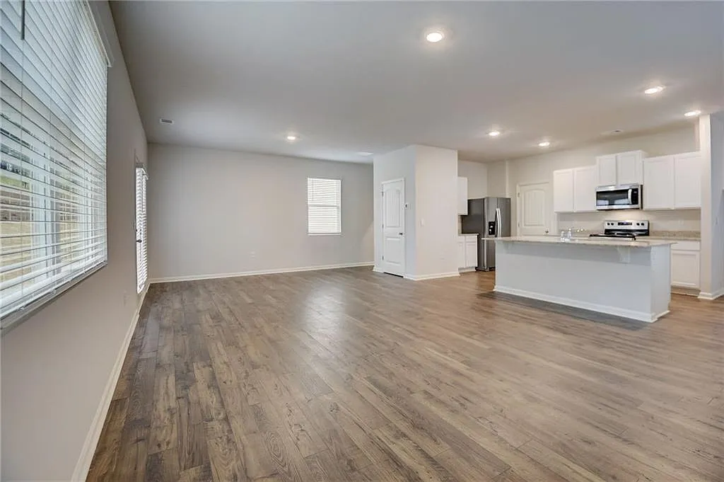 4 bed, 2.5 bath, 2174 sqft, $2,300 — Photo 3