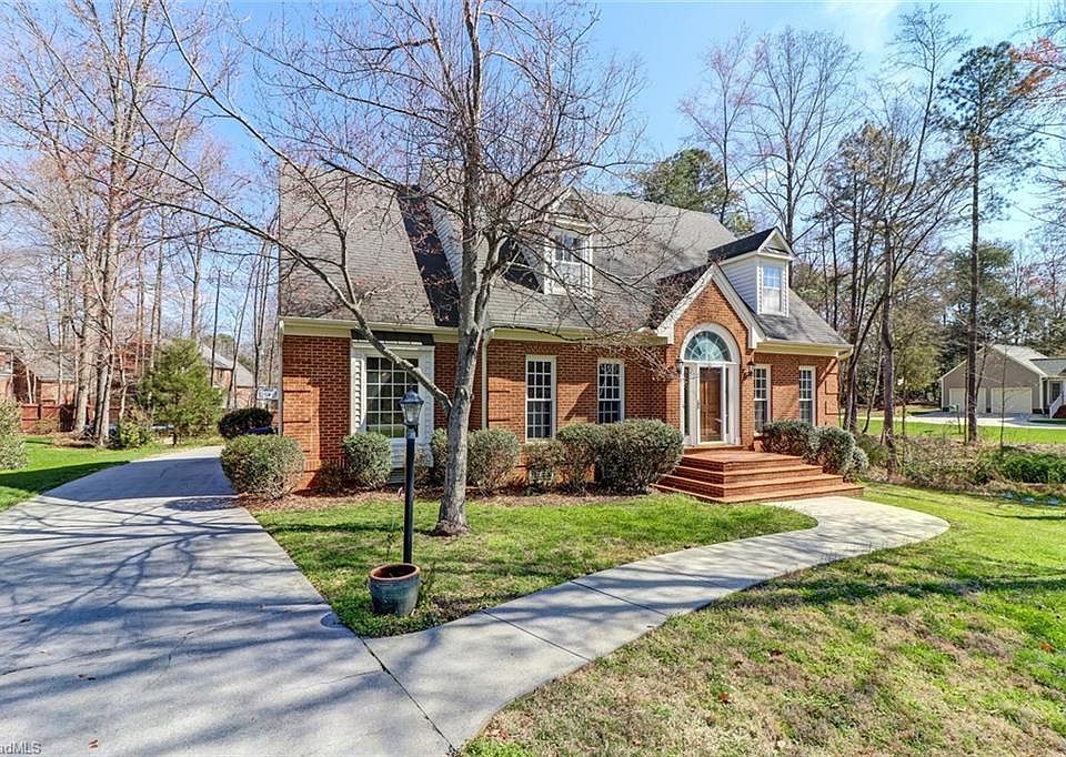 1st image of 302 Travis Ln