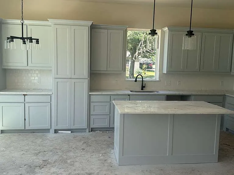 607 N Main St — Photo 2