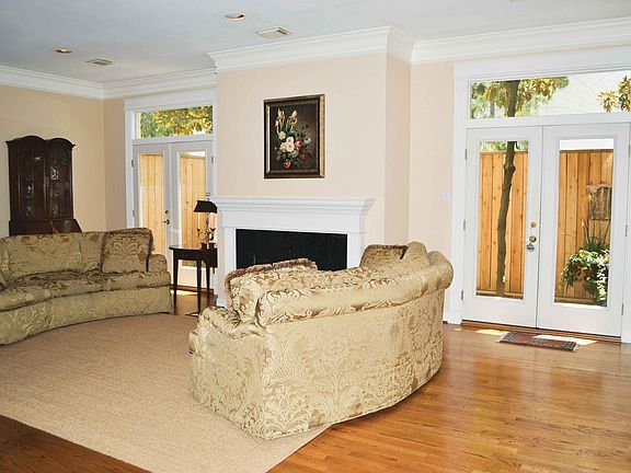 Living Room 25.5'x16.5'