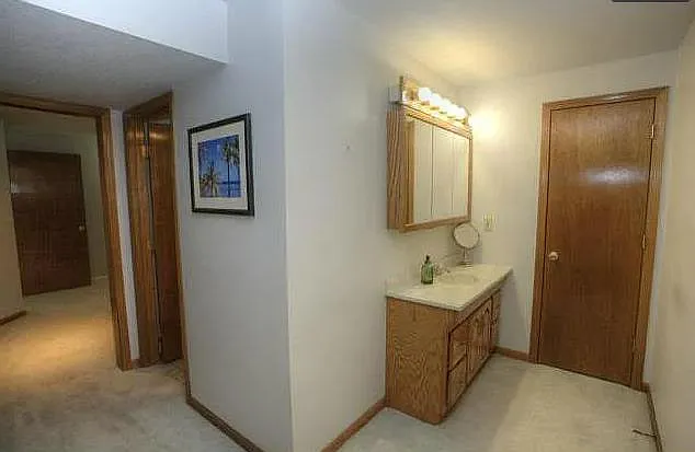 9817 Foster St — Photo 15