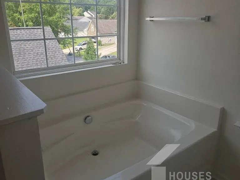213 Worcester Ln — Photo 20