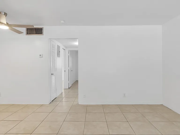 711 SE 15th St #5 — Photo 14