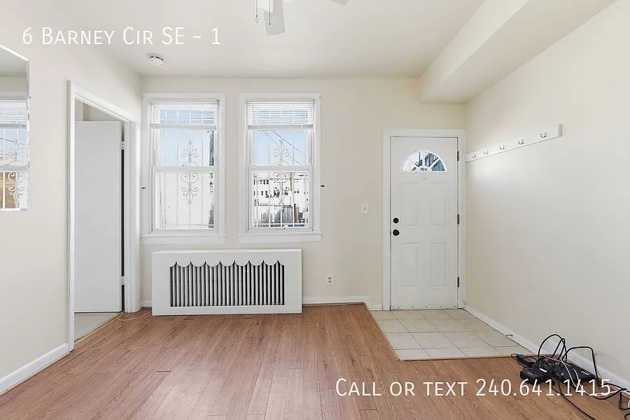 Charming 3 BR/1 BA Apartment in Hill East! — Photo 2