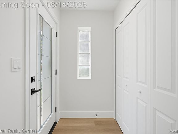 4th image of 1928 Cresthill Ave