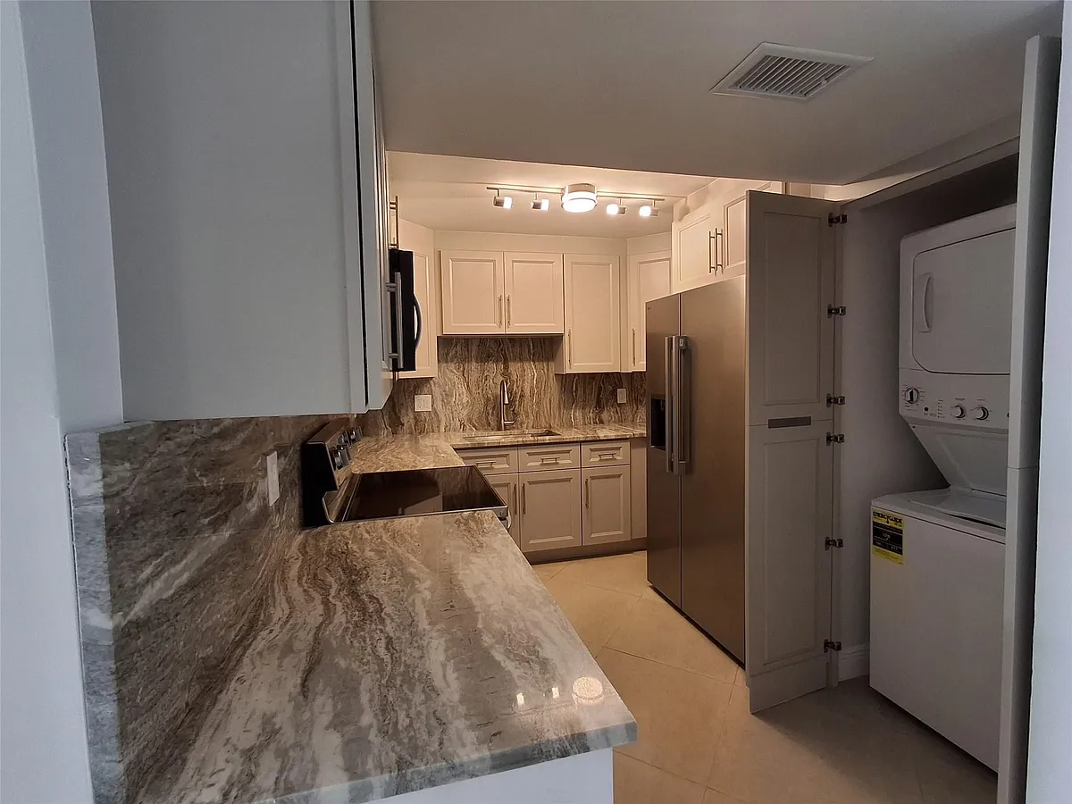 Building Photo - 8763 Shadow Wood Blvd #202