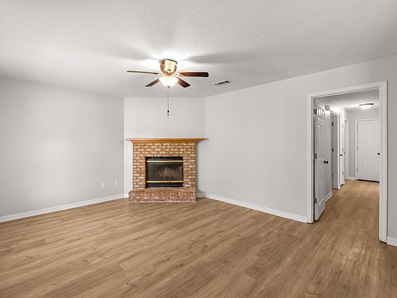 3rd image of 809 Longstreet Dr