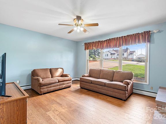 5th image of 12 Woods Dr