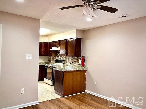 4th image of 131 Hampshire Dr