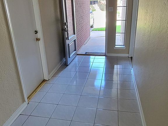 4th image of 326 Breeze Park Dr
