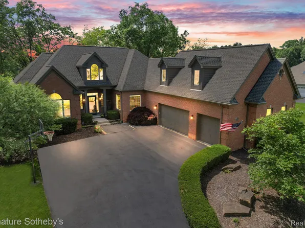 2396 Woodvale Trl, Brighton, MI 48114