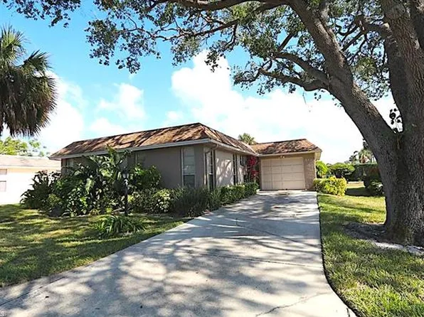 260 Lanchester Ct, Naples, FL 34112