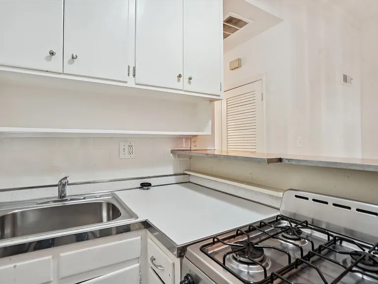 2431 I St NW #A — Photo 6