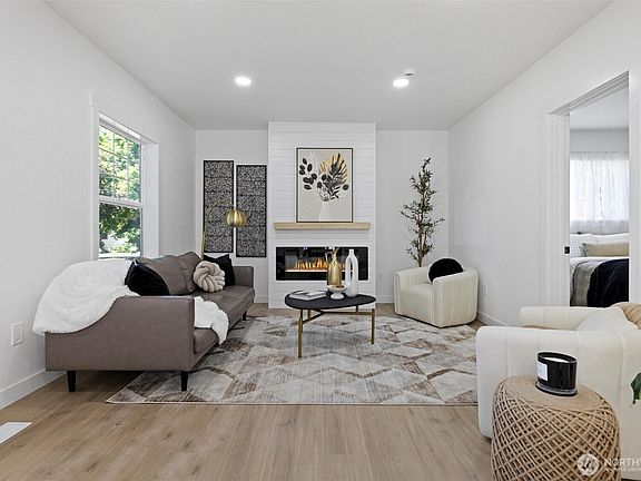 4th image of 715 Lincoln Street