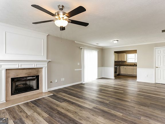 5th image of 372 Jasmine Dr