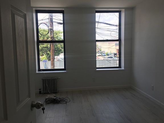 3rd image of 721 Henry St Ste 2