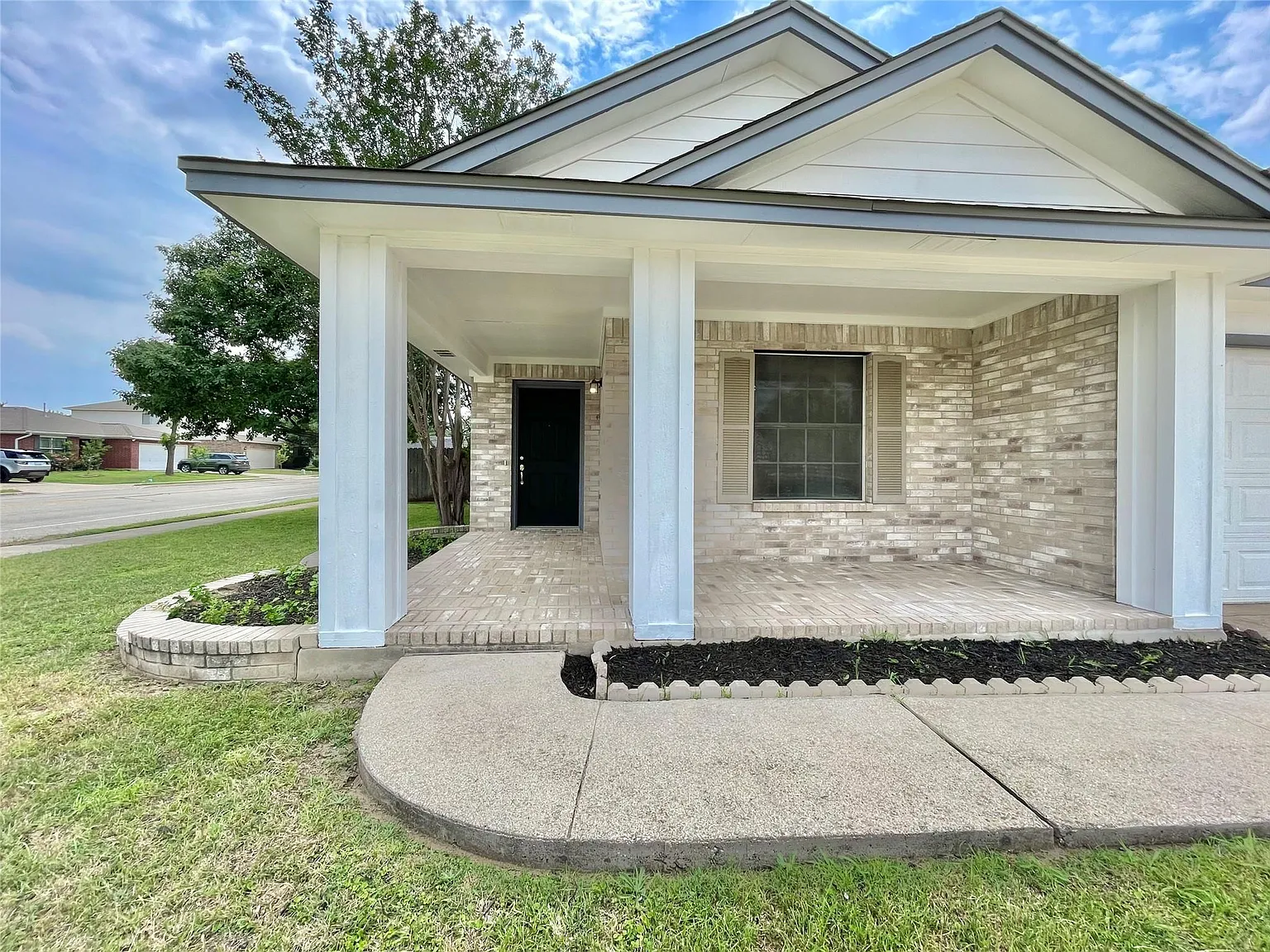 3 bed, 2.0 bath, 1696 sqft, $1,995 — Photo 2