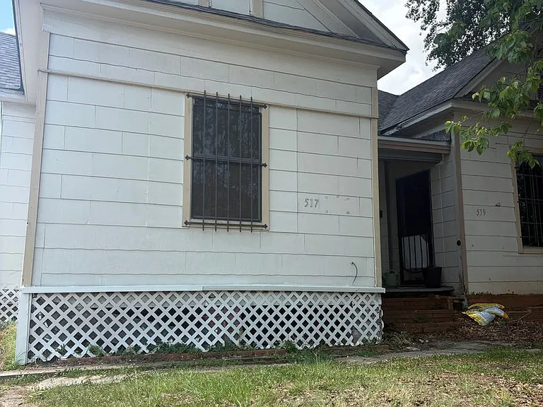 517 Stoner Ave — Photo 1