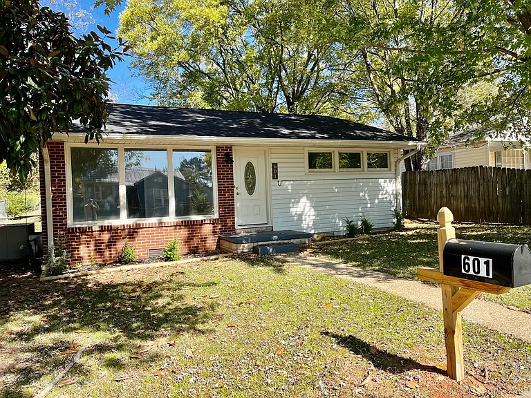 601 Marion Ave — Photo 3