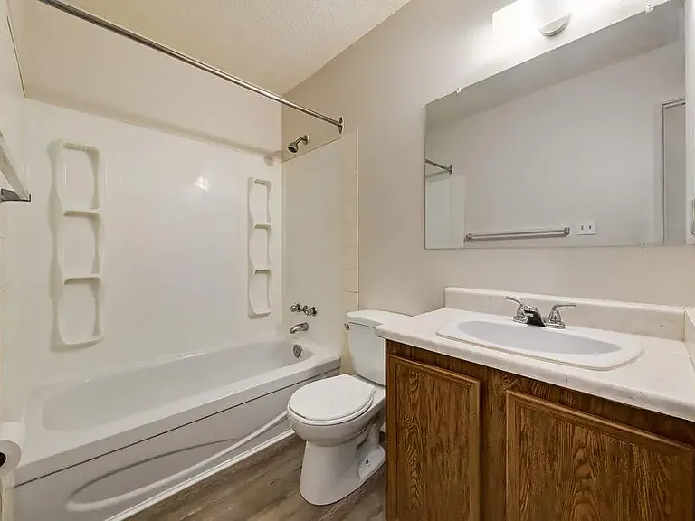5516 47a Ave #104 — Photo 6