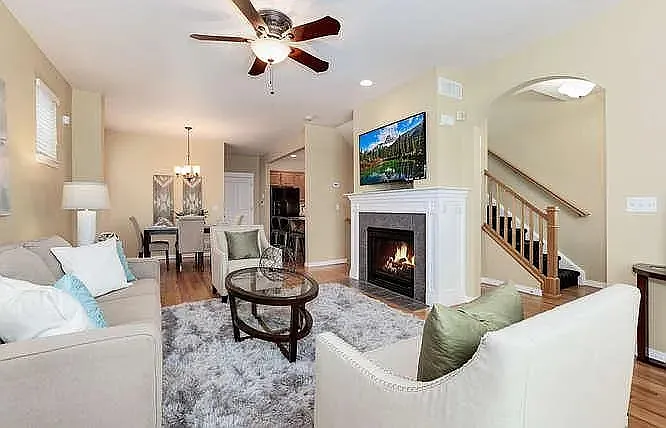 4 bed, 2200 sqft, $3,300 — Photo 2
