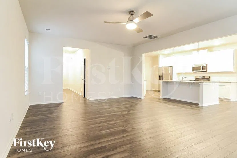 3 bed, 2.5 bath, 2250 sqft, $2,260 — Photo 3