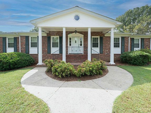 3rd image of 905 Sarratt Dr