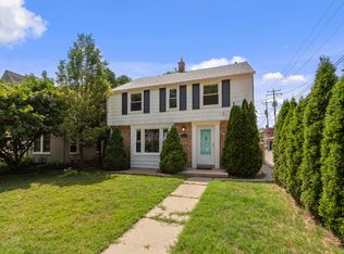 5577 N Kent Ave, Whitefish Bay, WI 53217