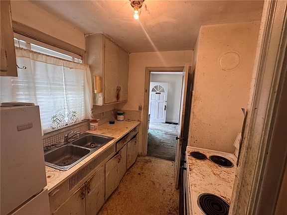5th image of 350 Smith St