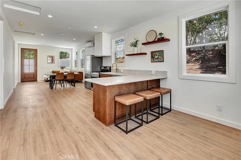 2 bed, 900 sqft, $4,500 — Photo 2